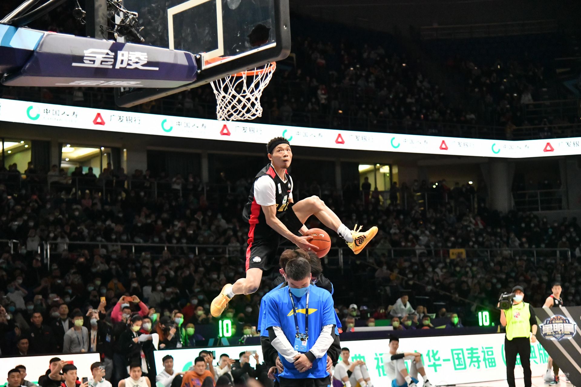 她如何在 她如何在